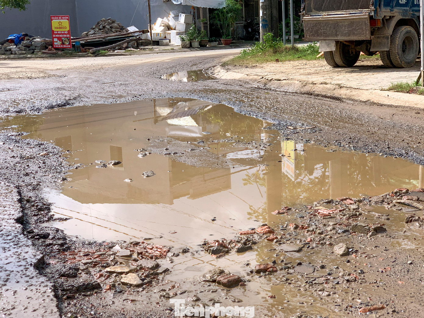 Người dân hai bên đường phải sống trong cảnh nắng bụi mưa lầy, môi trường ô nhiễm, mất an toàn giao thông.