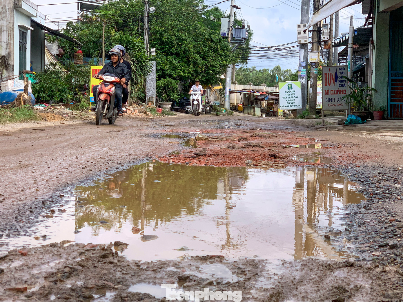 Theo người dân địa phương, đoạn đường này thi công đã nhiều năm nhưng vẫn chưa hoàn thành, ảnh hưởng đến việc kinh doanh, buôn bán của các hộ dân hai bên đường.