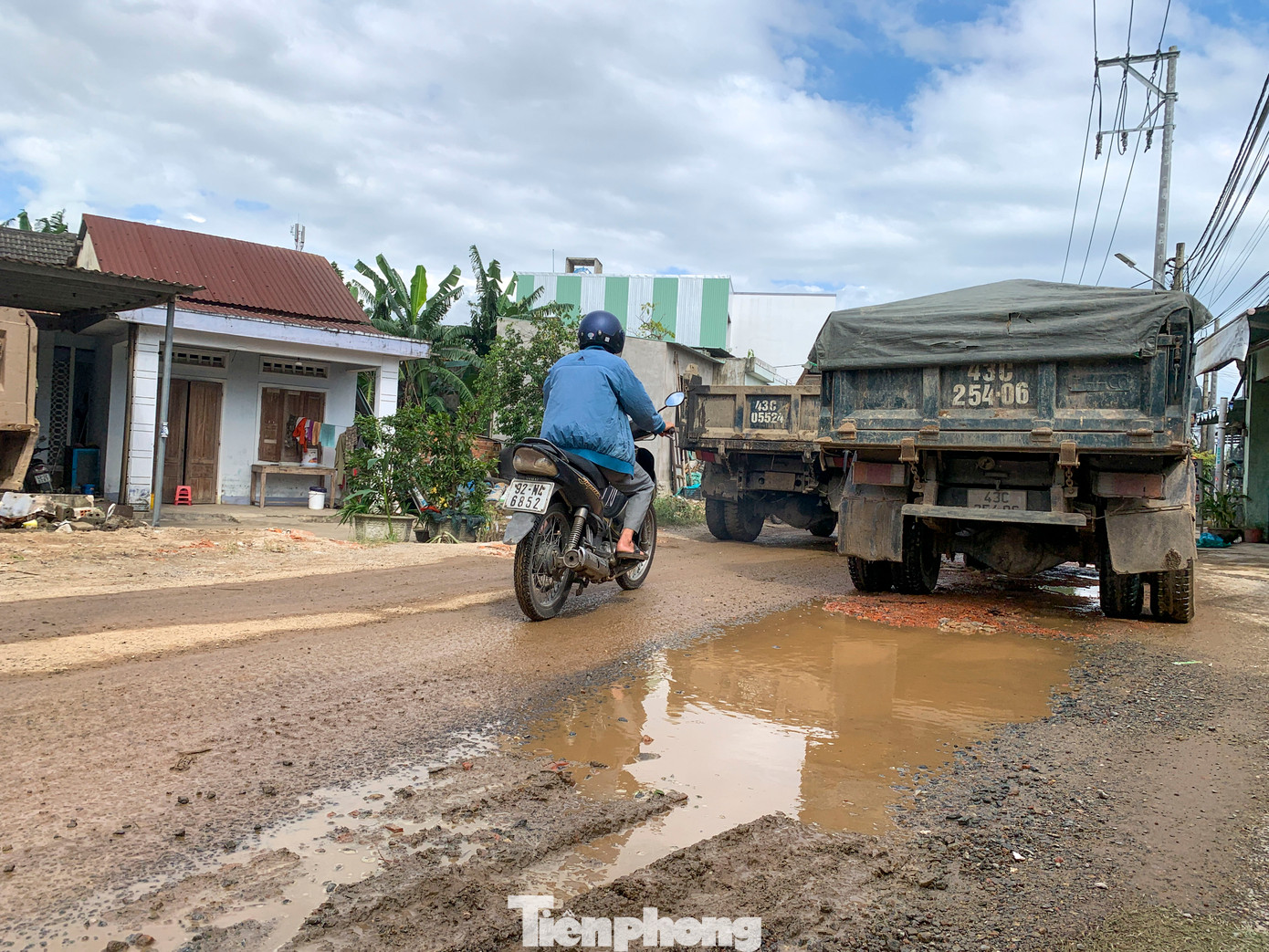 Theo người dân địa phương, đoạn đường này thi công đã nhiều năm nhưng vẫn chưa hoàn thành, ảnh hưởng đến việc kinh doanh, buôn bán của các hộ dân hai bên đường.