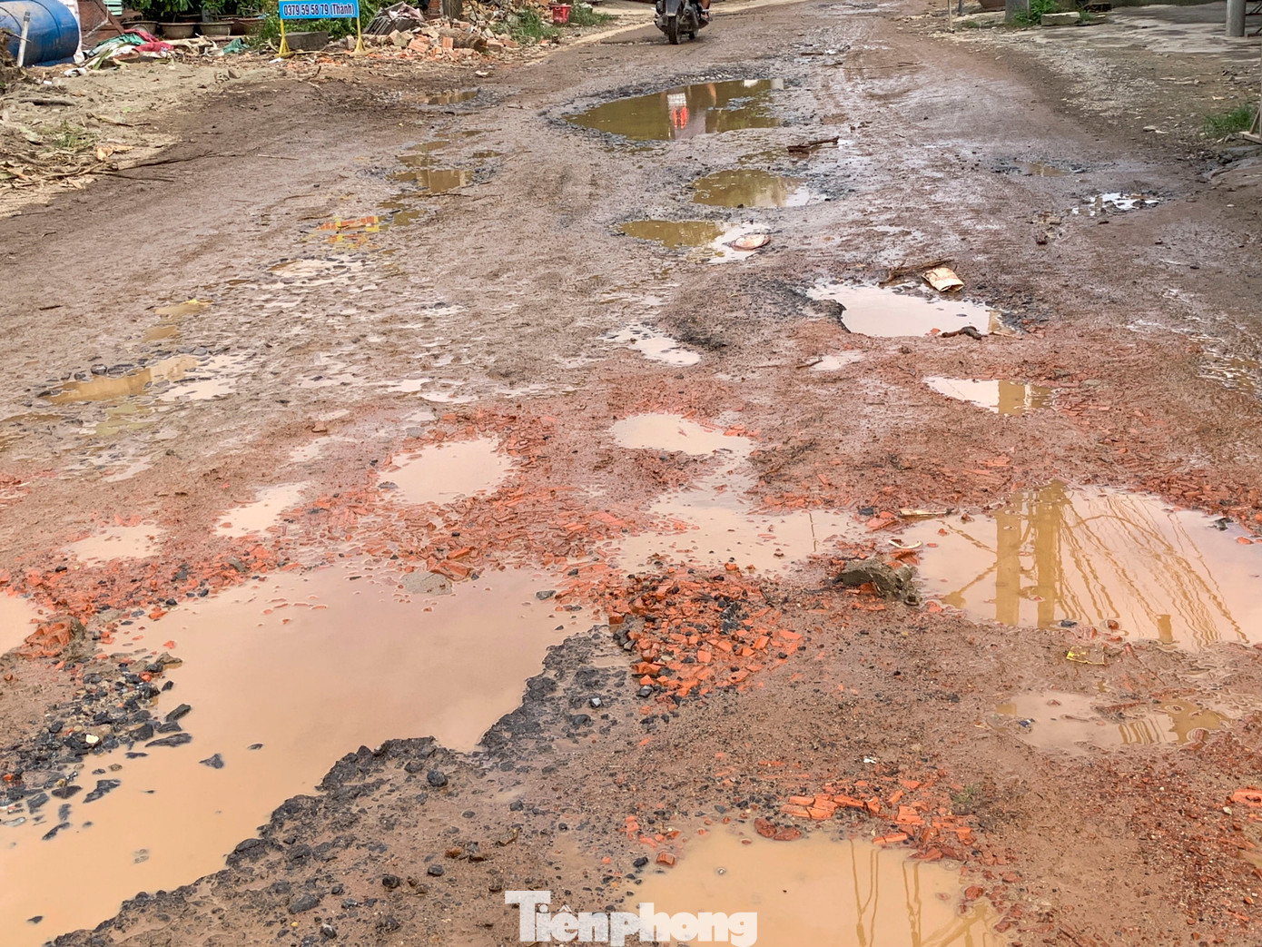 Người dân hai bên đường phải sống trong cảnh nắng bụi mưa lầy, môi trường ô nhiễm, mất an toàn giao thông.