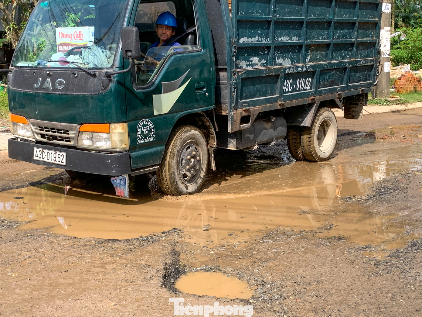 Để đẩy nhanh giải phóng mặt bằng, UBND quận giao Ban GPMB quận phối hợp với UBND phường và các đơn vị liên quan tiếp tục rà soát, hoàn thiện pháp lý, phê duyệt giá trị bồi thường, tăng cường tiếp dân, vận động 7 hộ dân nhận tiền, bồi thường bàn giao mặt bằng cho chủ đầu tư thi công dự án.