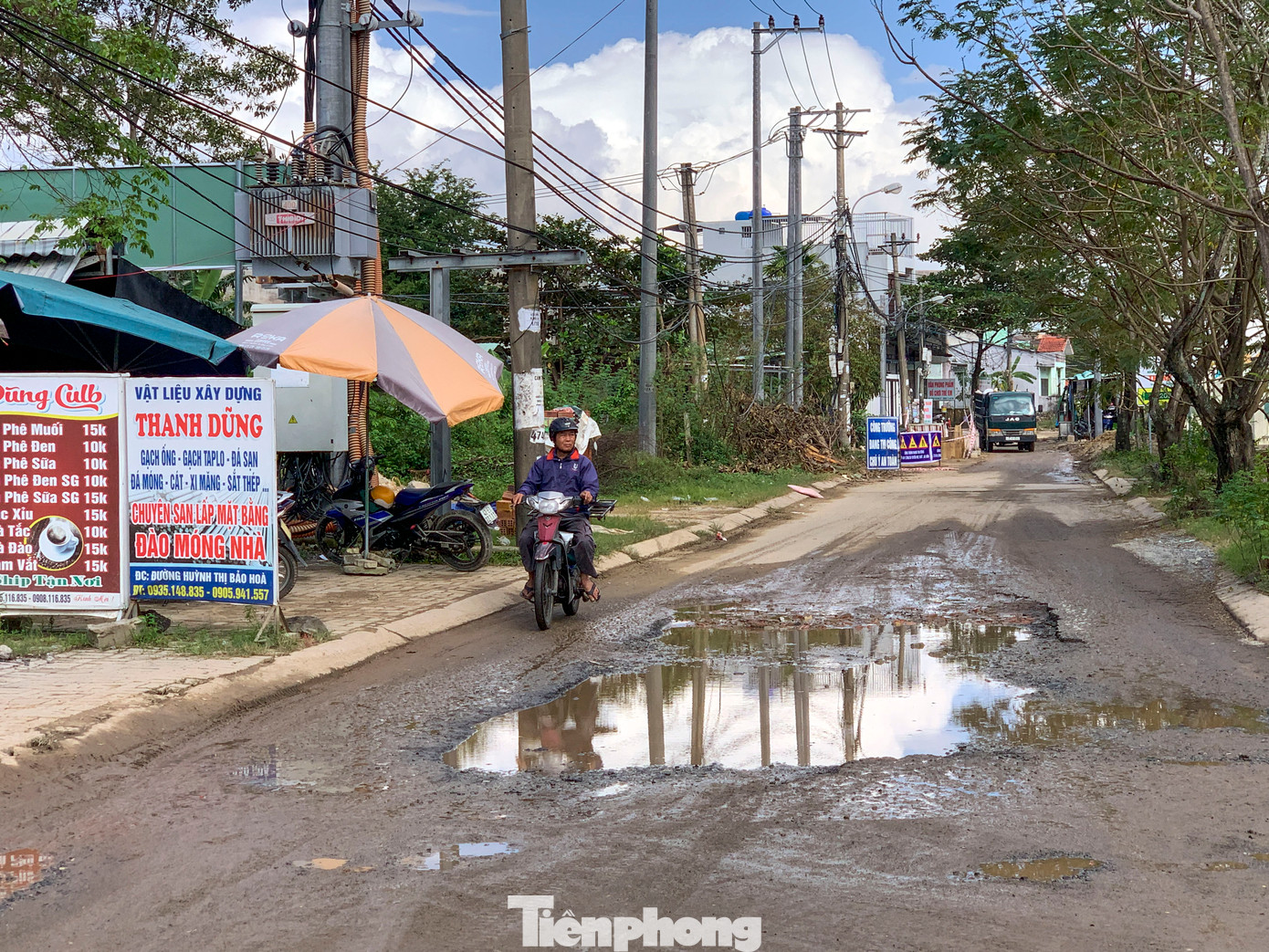 Tuyến đường Nam Cao nối dài đoạn chạy qua khu phố Đà Sơn, Khánh Sơn (phường Hòa Khánh Nam, quận Liên Chiểu) hiện đang chậm tiến độ, dang dở, bùn lầy với nhiều ổ voi, ổ gà tiềm ẩn nguy hiểm cho người đi đường.