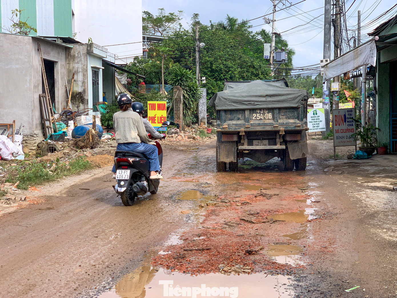 Bà Nguyễn Thị Thủy, người dân sống trên tuyến đường cho hay: &quot;Ngày nào tôi cũng phải đóng kín cửa vì bụi bay mù mịt. Con cái đi học về quần áo lấm lem bùn đất, nhiều người té ngã do tránh ổ voi ổ gà&quot;.
