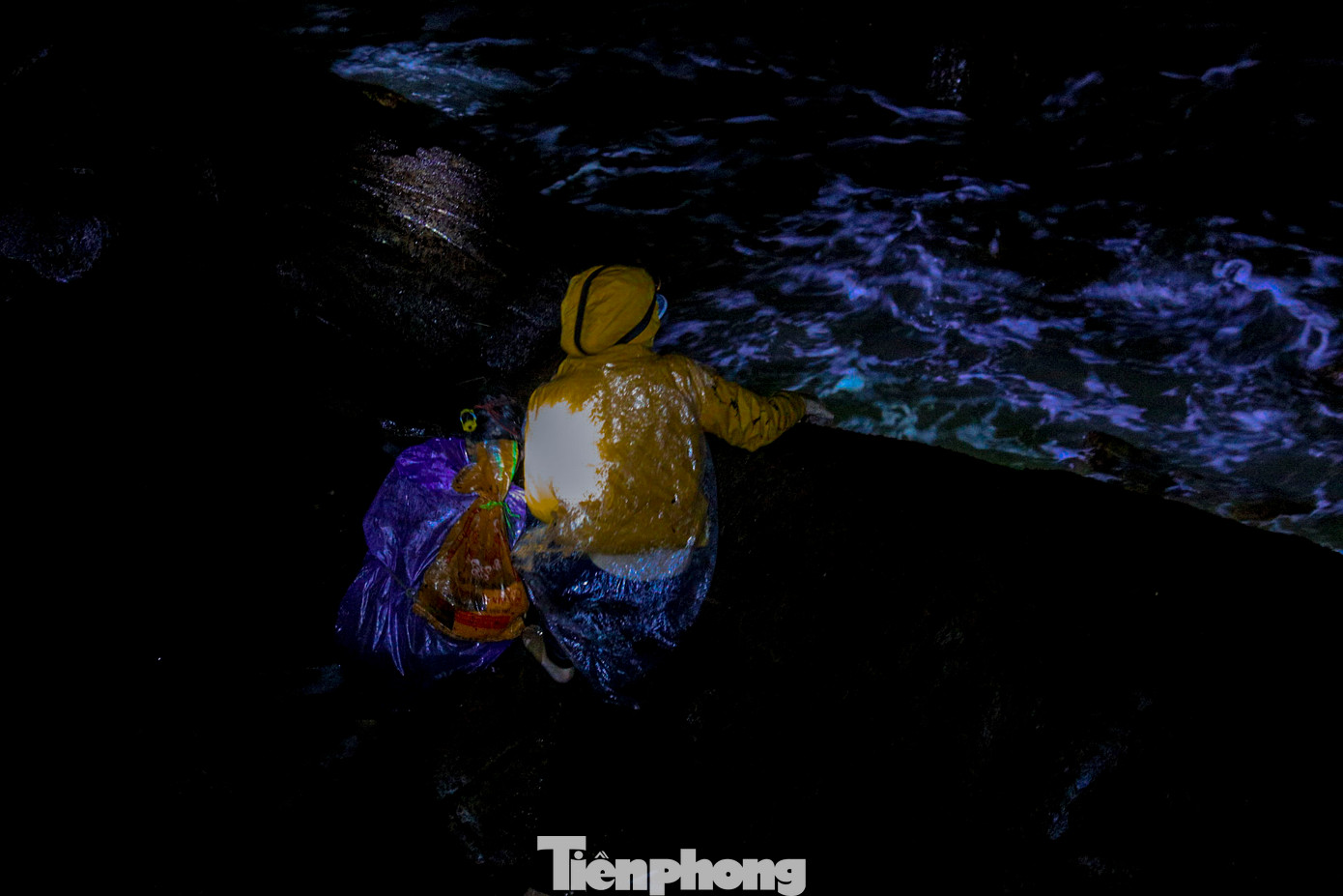 Họ phải đi xa bờ hàng trăm mét, bám trên những ghềnh đá cheo leo, trơn trượt và đầy nguy hiểm, chịu đựng từng đợt sóng mạnh ập vào người để mưu sinh trong màn đêm. Với họ, mứt biển không chỉ là nguồn sinh kế quan trọng mà còn là món quà quý giá mà thiên nhiên ban tặng.