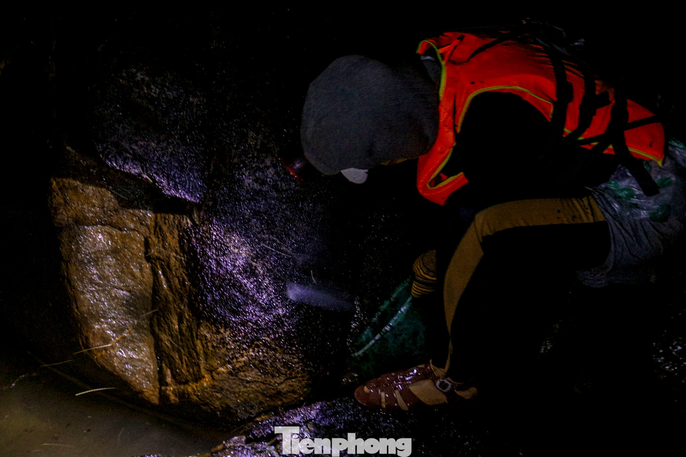 “Mỗi ngày, giỏi lắm một người cũng chỉ kiếm được vài trăm nghìn đồng, đủ mua gạo, mắm muối cho gia đình. Công việc này nguy hiểm luôn rình rập, chỉ cần sơ sẩy là mất mạng như chơi, nhưng không làm thì lấy gì nuôi con cái học hành”, bà Trung nói.