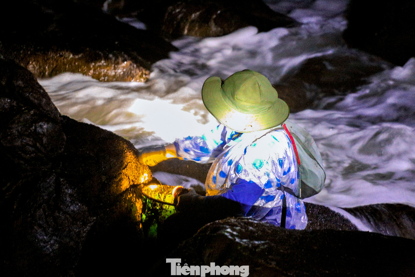 Họ phải đi xa bờ hàng trăm mét, bám trên những ghềnh đá cheo leo, trơn trượt và đầy nguy hiểm, chịu đựng từng đợt sóng mạnh ập vào người để mưu sinh trong màn đêm. Với họ, mứt biển không chỉ là nguồn sinh kế quan trọng mà còn là món quà quý giá mà thiên nhiên ban tặng.