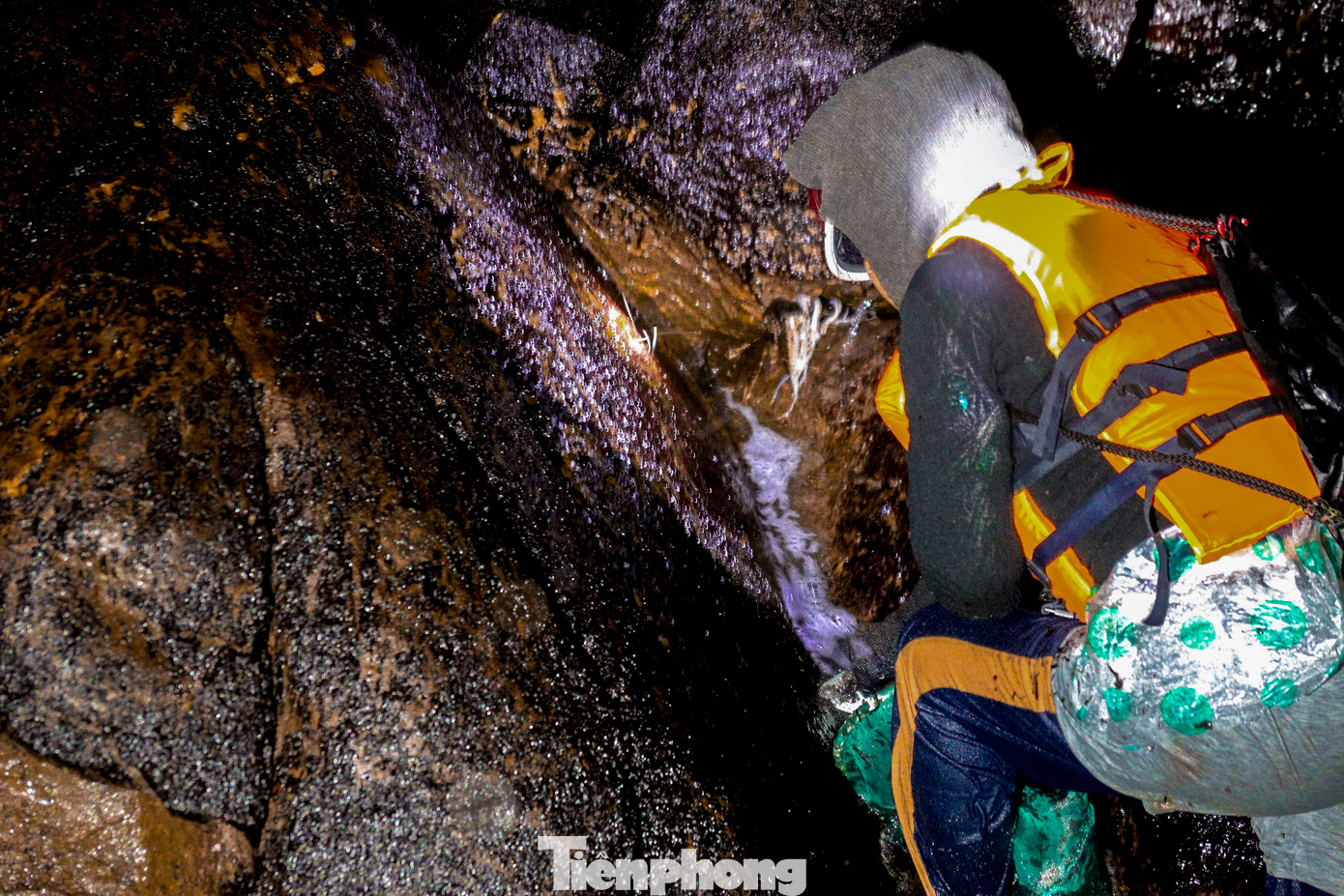 “Mỗi ngày, giỏi lắm một người cũng chỉ kiếm được vài trăm nghìn đồng, đủ mua gạo, mắm muối cho gia đình. Công việc này nguy hiểm luôn rình rập, chỉ cần sơ sẩy là mất mạng như chơi, nhưng không làm thì lấy gì nuôi con cái học hành”, bà Trung nói.