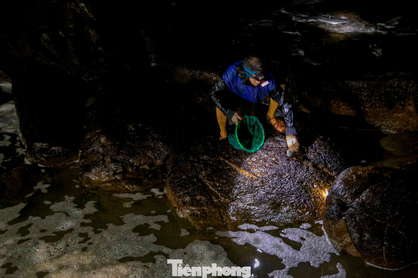 “Mỗi ngày, giỏi lắm một người cũng chỉ kiếm được vài trăm nghìn đồng, đủ mua gạo, mắm muối cho gia đình. Công việc này nguy hiểm luôn rình rập, chỉ cần sơ sẩy là mất mạng như chơi, nhưng không làm thì lấy gì nuôi con cái học hành”, bà Trung nói.