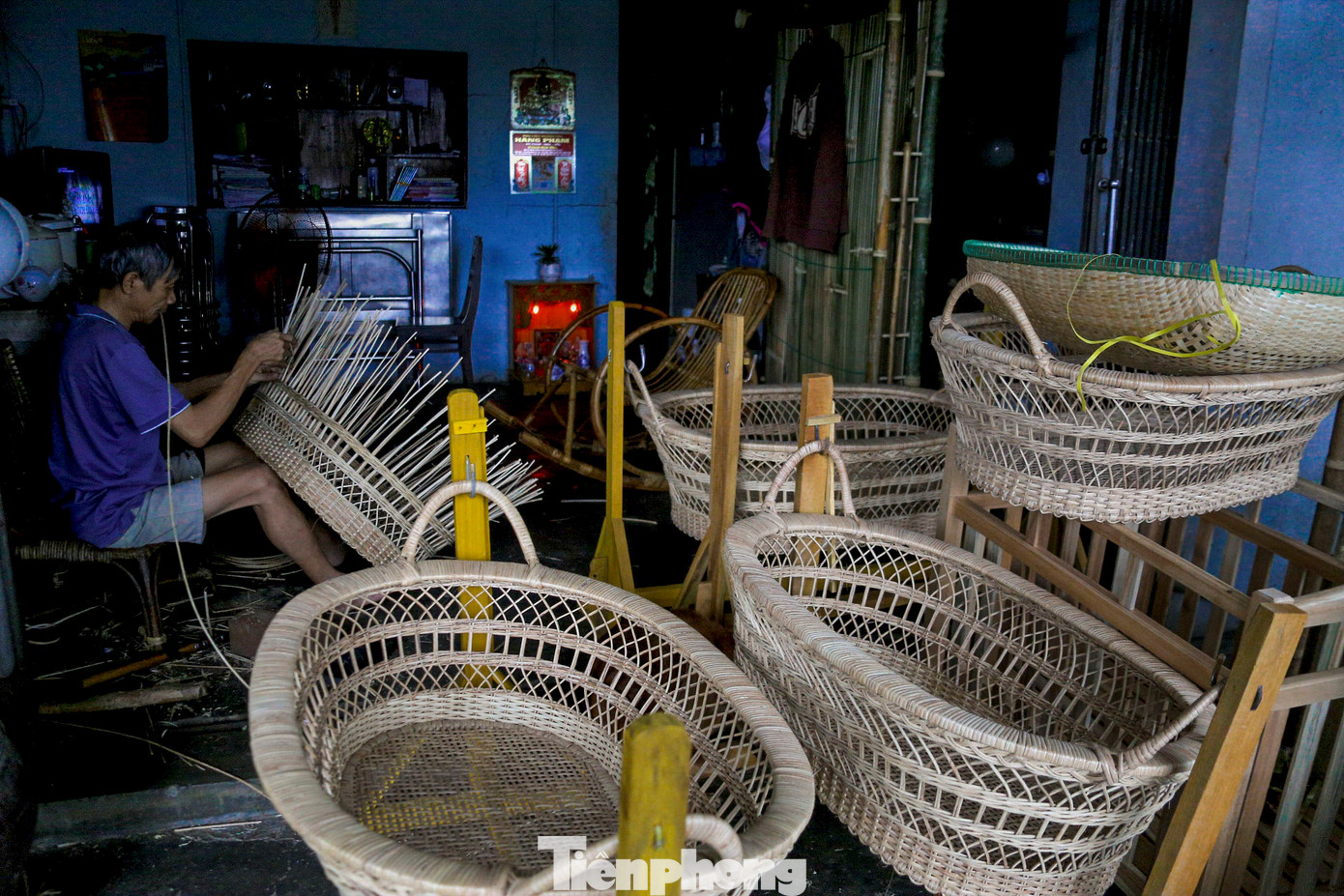 Từ xa xưa, chiếc nôi tre đã gắn bó với tuổi thơ của biết bao nhiêu thế hệ người Việt. Ở Huế, nghề đan nôi từng rất thịnh vượng, nhất là tại các làng ven sông như Phú Vang, Hương Trà, Quảng Điền… Tuy nhiên, trải qua bao thăng trầm, nghề đan nôi đang dần bị mai một.