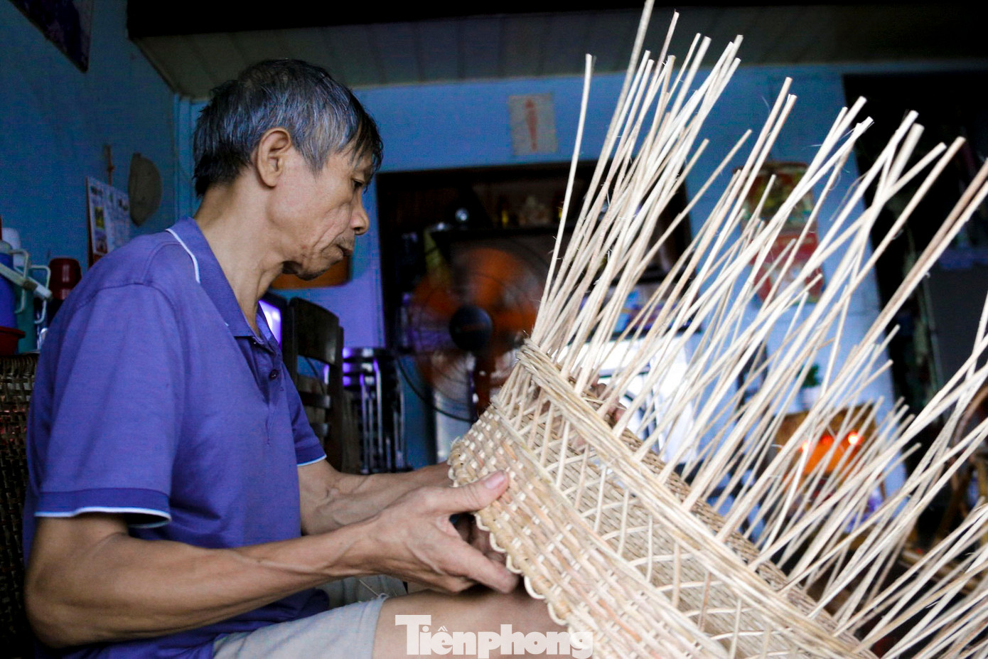 Ông Trần Văn Phúc - người có hơn 40 năm kinh nghiệm đan nôi (trú tại đường Lê Duẩn, TP. Huế) chia sẻ: Để làm ra một chiếc nôi tre phải mất rất nhiều thời gian, trải qua rất nhiều công đoạn mới tạo thành. "Muốn có chiếc nôi đẹp phải chọn mây không quá già cũng không quá non, đối với tre phải chọn tre già để bắt vành. Mây tre phải được xử lý kỹ lưỡng, sau đó vót mỏng, ngâm nước cho mềm và phơi khô dưới nắng để đạt được độ dẻo cần thiết."