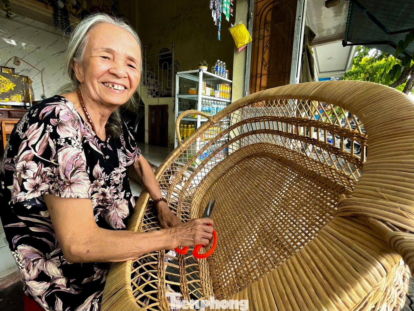 Nghề đan nôi khá vất vả, thu nhập không cao, nhưng những người như ông Phúc, ông Thành luôn muốn gắn bó. Với họ, đan nôi không chỉ vì tiền, mà còn là tình yêu đối với nghề, với những giá trị văn hóa mà nôi mây mang lại.