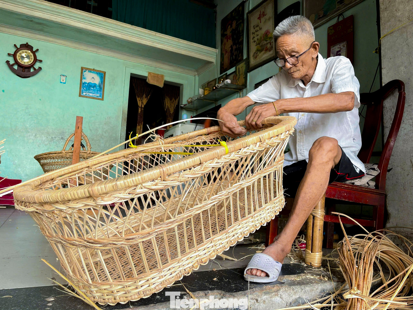 Cạnh đó, ông Trần Văn Thành (71 tuổi, trú đường Lê Duẩn, TP. Huế) cho biết: Nôi mây là tuổi thơ của bao nhiêu người con xứ Huế. Dù thị trường tiêu thụ ngày càng thu hẹp, nhưng tôi vẫn kiên trì bám nghề và muốn truyền dạy lại cho con cháu với hy vọng giữ gìn hồn cốt quê hương.