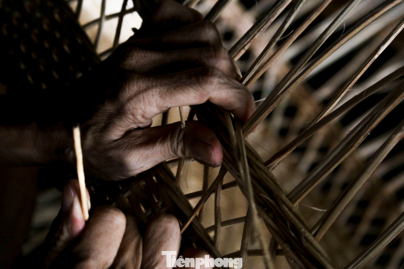 Những chiếc nôi được tạo ra bằng sự khéo léo, tỉ mỉ từ đôi bàn tay của ông Phúc.