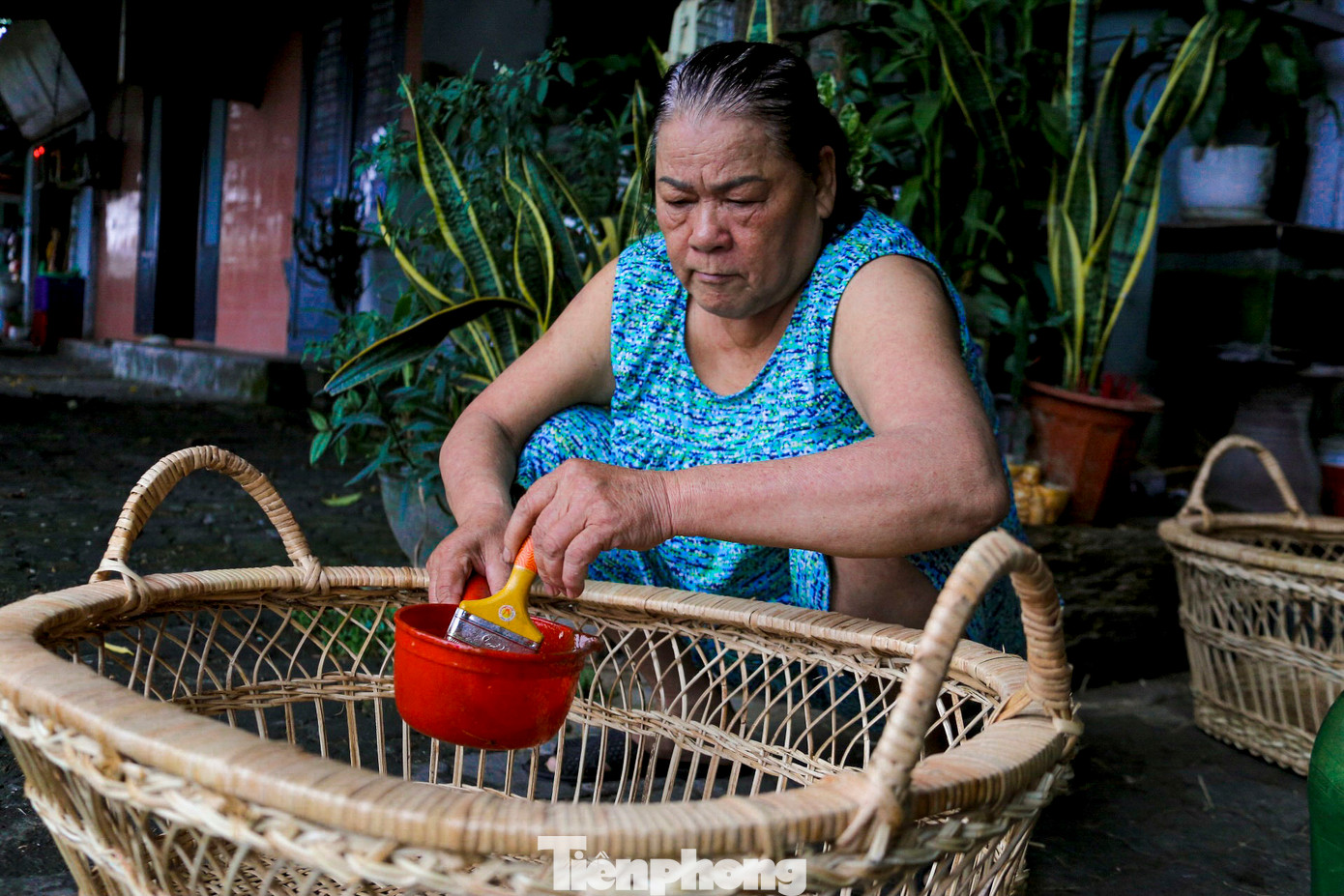Nôi sau khi hoàn thành sẽ được quét lên một lớp sơn bóng để bền đẹp hơn. Mỗi chiếc có giá dao động từ vài trăm đến vài triệu đồng, tùy vào kích cỡ lớn nhỏ.