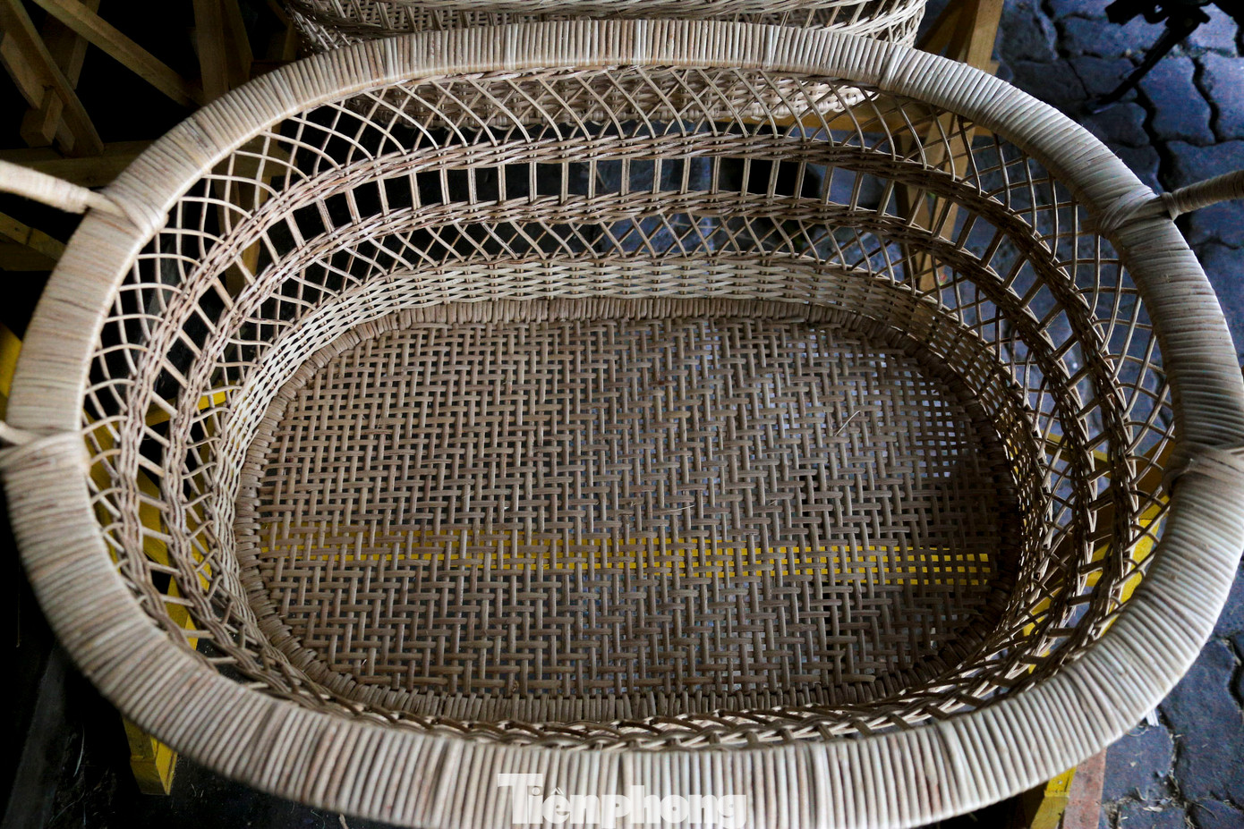 Tùy theo tay nghề từng người mà mất từ 3 - 5 ngày mới có thể hoàn thành một chiếc nôi.