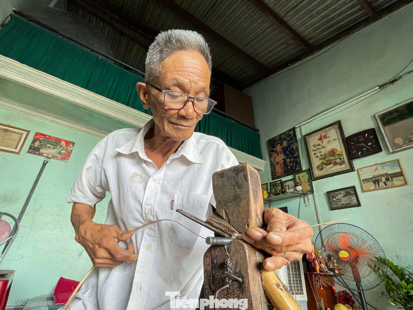 Nghề đan nôi khá vất vả, thu nhập không cao, nhưng những người như ông Phúc, ông Thành luôn muốn gắn bó. Với họ, đan nôi không chỉ vì tiền, mà còn là tình yêu đối với nghề, với những giá trị văn hóa mà nôi mây mang lại.