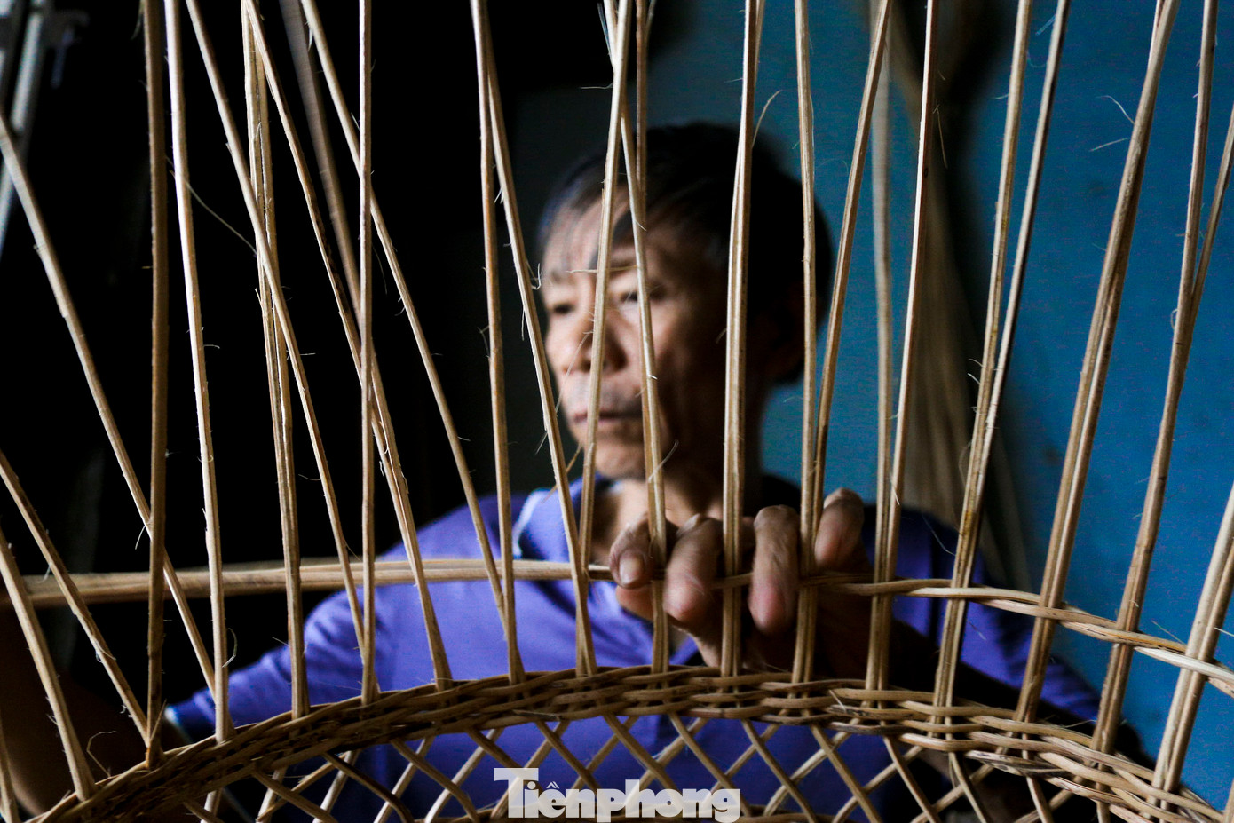 Ông Phúc cho biết, công nghiệp phát triển, những chiếc nôi điện xuất hiện càng nhiều chiếm lĩnh thị trường bởi sự tiện lợi khiến nghề đan nôi đang ngày càng mai một. "Tôi vẫn muốn gắn bó với nghề mà mình đã theo hơn 40 năm nay. Làm nghề này không giàu, nhưng nó là cái nghề của cha ông để lại, mình bỏ thì tiếc lắm", ông Phúc nói.