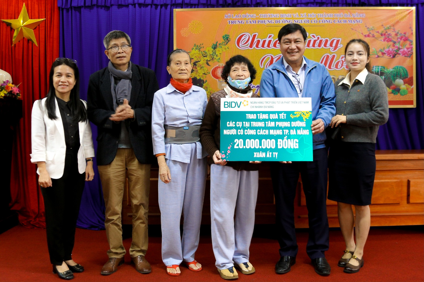 Đại diện Ngân hàng BIDV và báo Tiền Phong trao quà tại Trung tâm. Đại diện Ngân hàng BIDV và báo Tiền Phong trao quà tại Trung tâm.