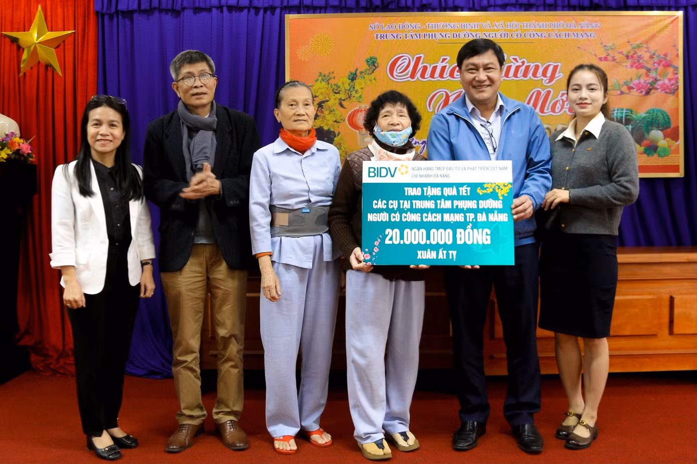 Đại diện Ngân hàng BIDV và báo Tiền Phong trao quà tại Trung tâm.