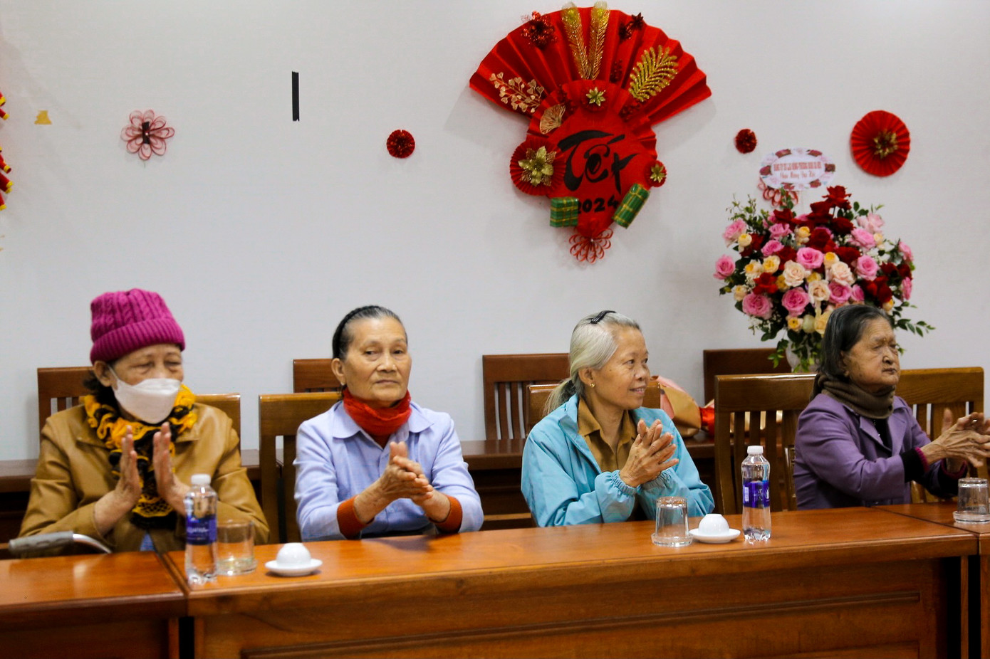 Niềm vui của các cụ khi nhận được quà Tết. Niềm vui của các cụ khi nhận được quà Tết.