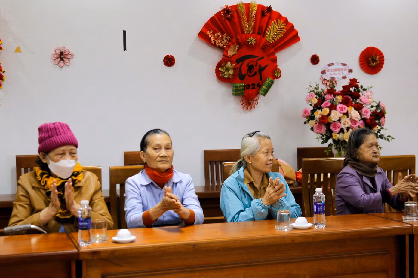 Niềm vui của các cụ khi nhận được quà Tết.