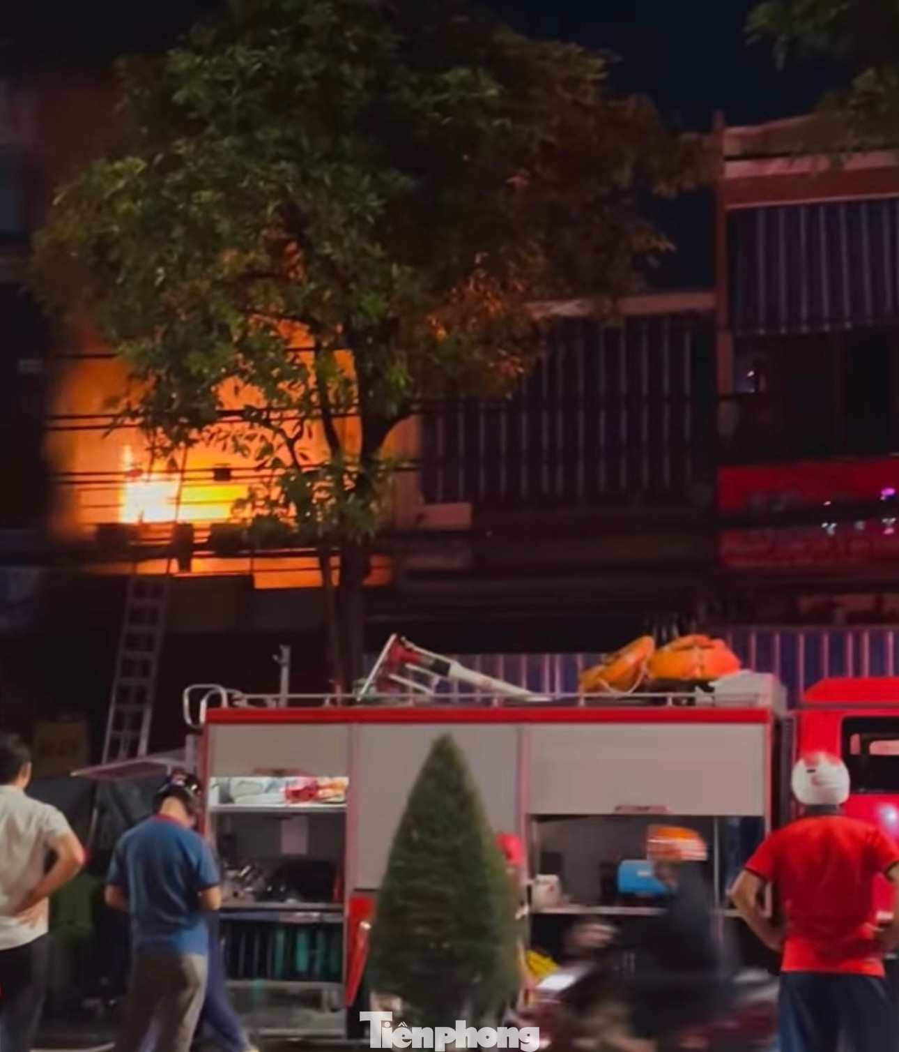 Căn nhà 2 tầng bất ngờ bốc cháy trong đêm.