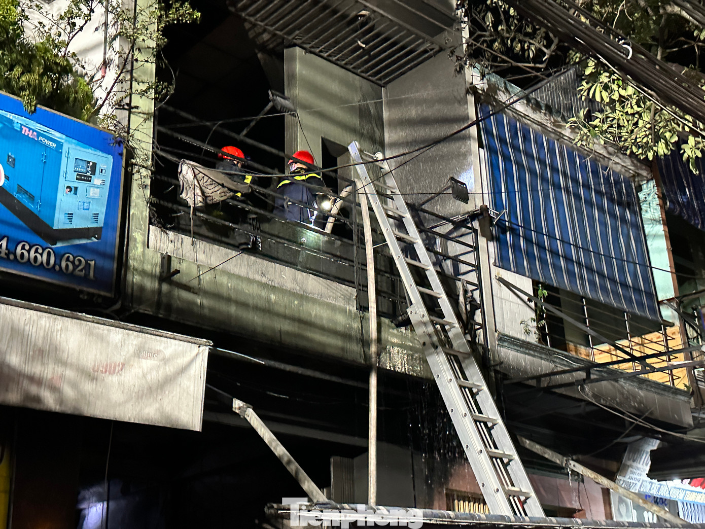 Sau hơn một giờ nỗ lực, đám cháy cơ bản được dập tắt.