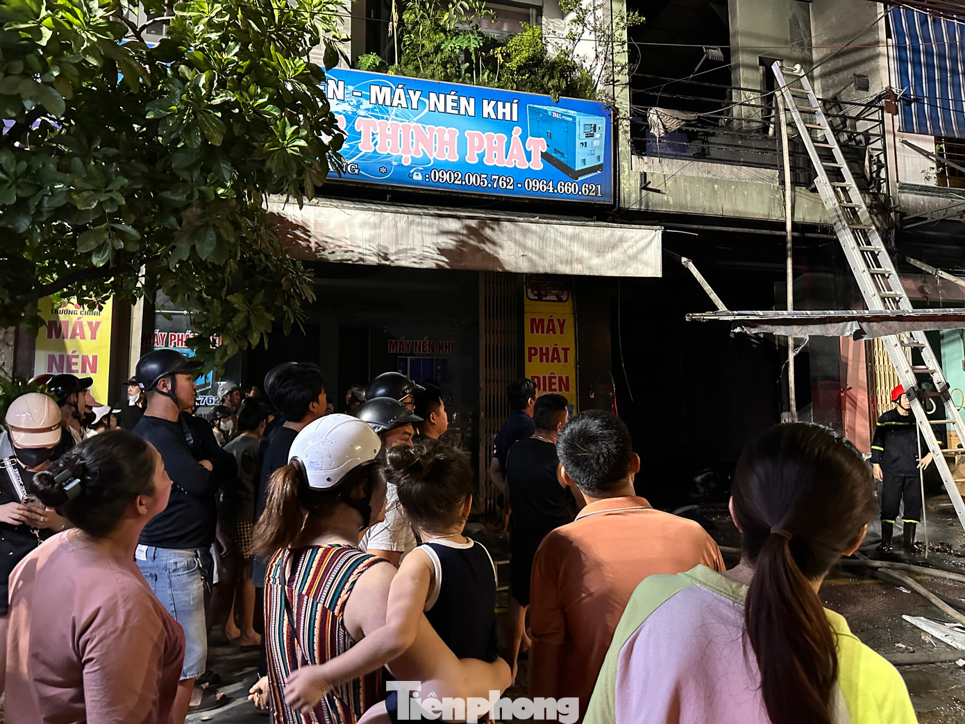 Sau hơn một giờ nỗ lực, đám cháy cơ bản được dập tắt.