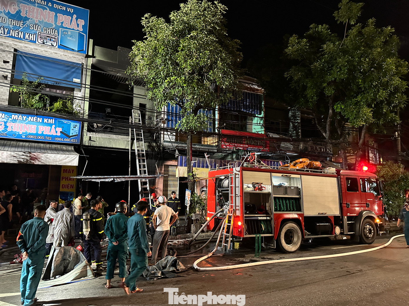 Nhiều xe PCCC được huy động đến hiện trường.