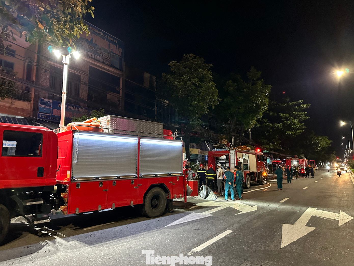 Nhiều xe PCCC được huy động đến hiện trường.