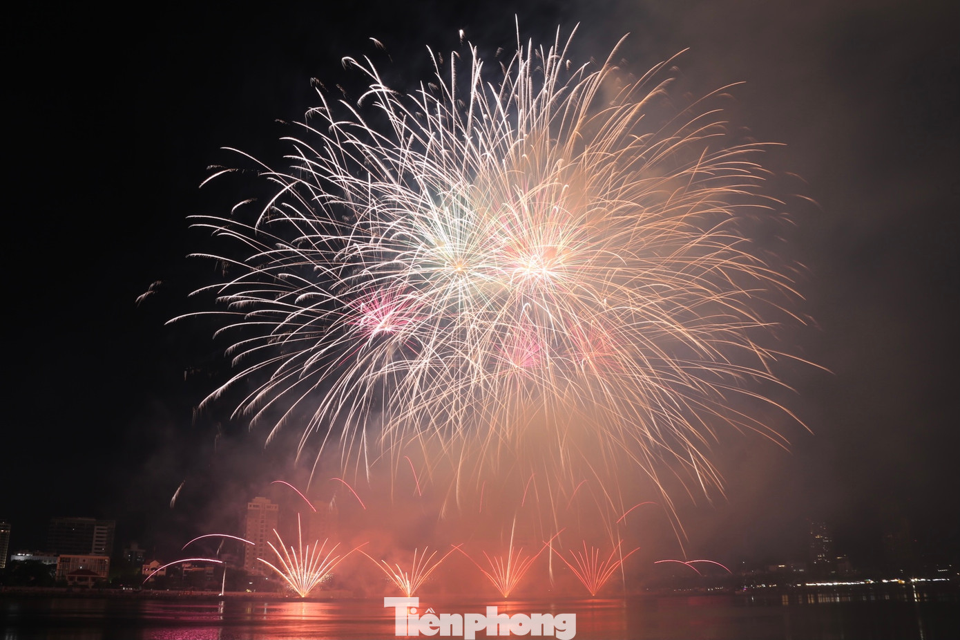 Bầu trời Đà Nẵng rực rỡ trong đêm.