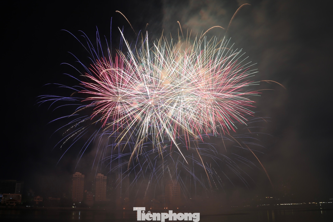 Tân binh Mỹ tỏ ra không kém cạnh khi bắn lên bầu trời hàng loạt hiệu ứng pháo hoa mãn nhãn người xem.