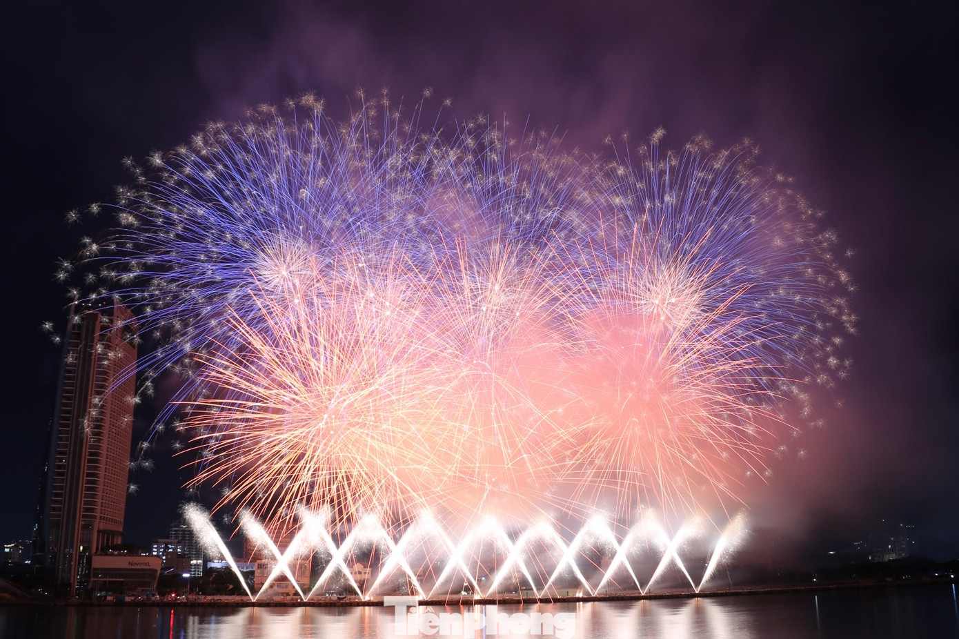 Những chùm pháo hoa được thiết kế tinh tế, tạo hình chùm hoa rạng rỡ trên bầu trời của đội Ý khiến khán giả trầm trồ.