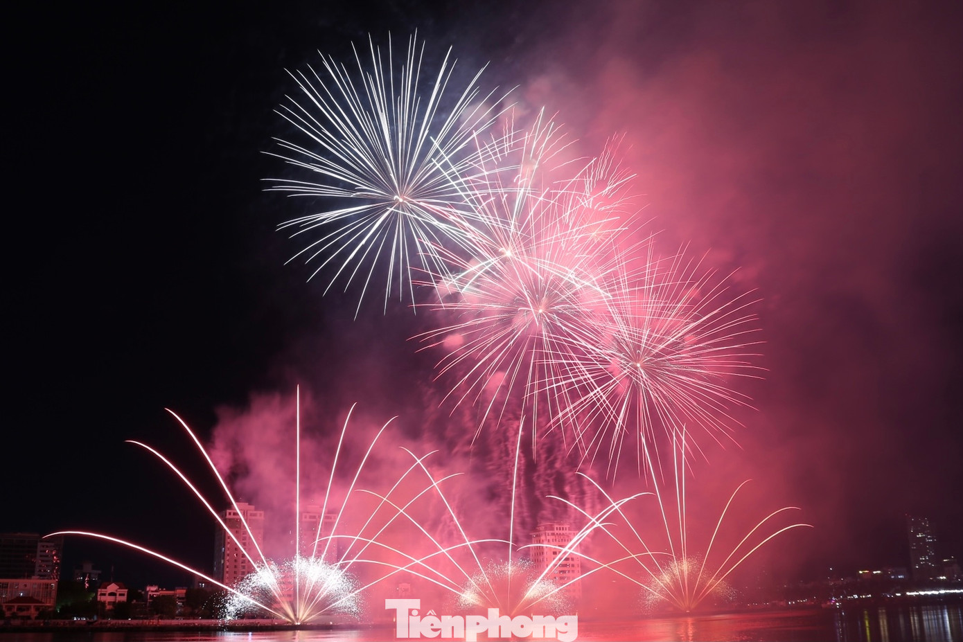 Tân binh Mỹ tỏ ra không kém cạnh khi bắn lên bầu trời hàng loạt hiệu ứng pháo hoa mãn nhãn người xem.