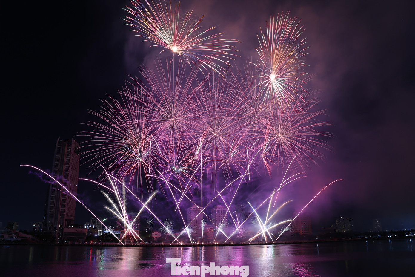 Những chùm pháo hoa được thiết kế tinh tế, tạo hình chùm hoa rạng rỡ trên bầu trời của đội Ý khiến khán giả trầm trồ.