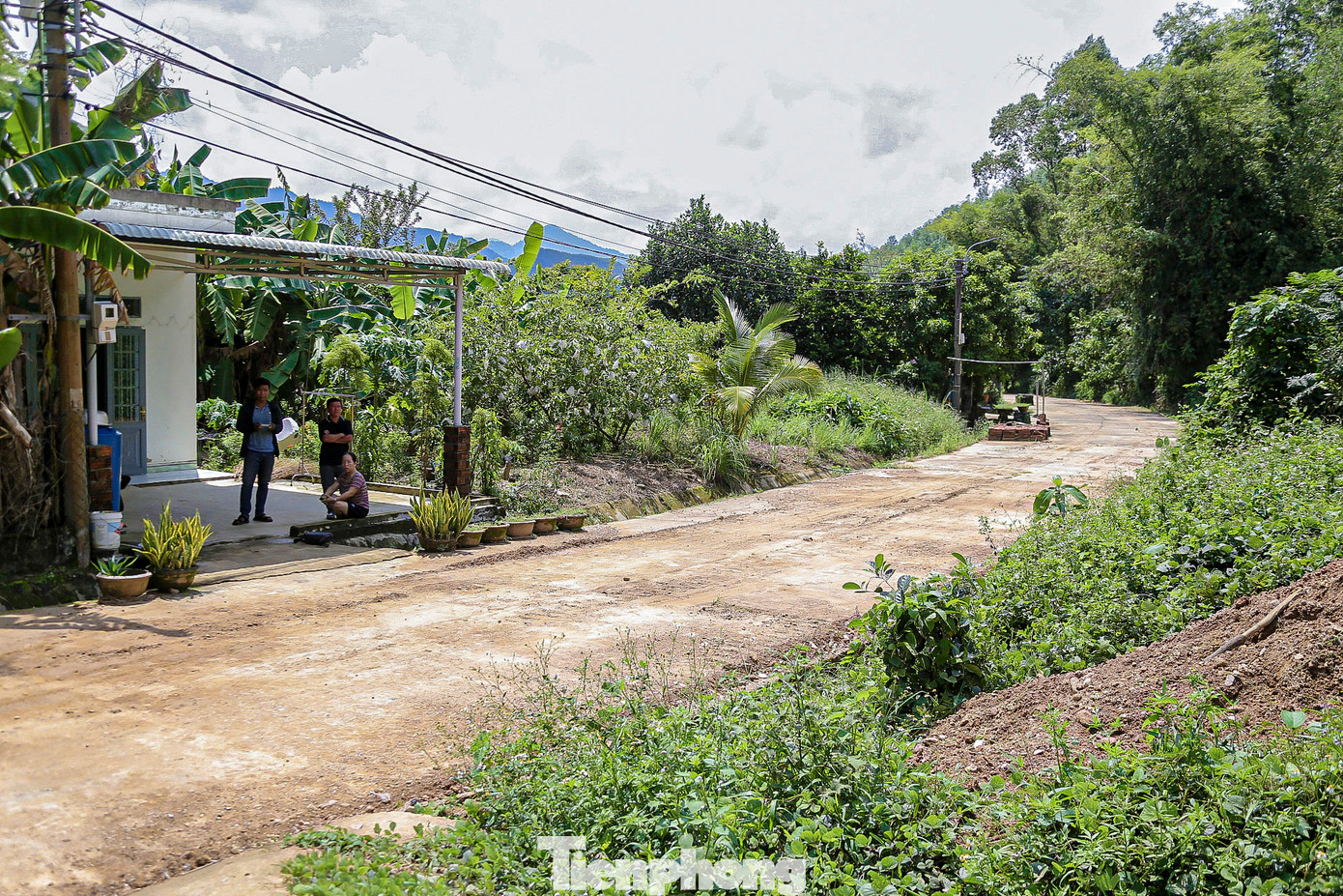 Một lớp bùn đất từ đồi núi tràn xuống đường nơi các hộ dân sinh sống trong đợt mưa lớn.