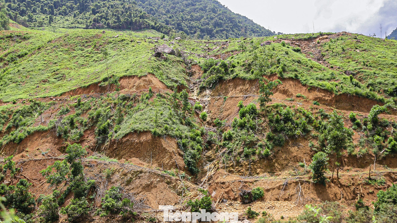 Ghi nhận của Tiền Phong, những trận mưa lớn do ảnh hưởng của bão số 4 vừa qua đã khiến đồi núi tại các thôn càng trở nên mong manh. Những quả đồi nứt toác nằm phía trên khu dân cư có thể đổ xuống chỉ sau một trận mưa lớn.
