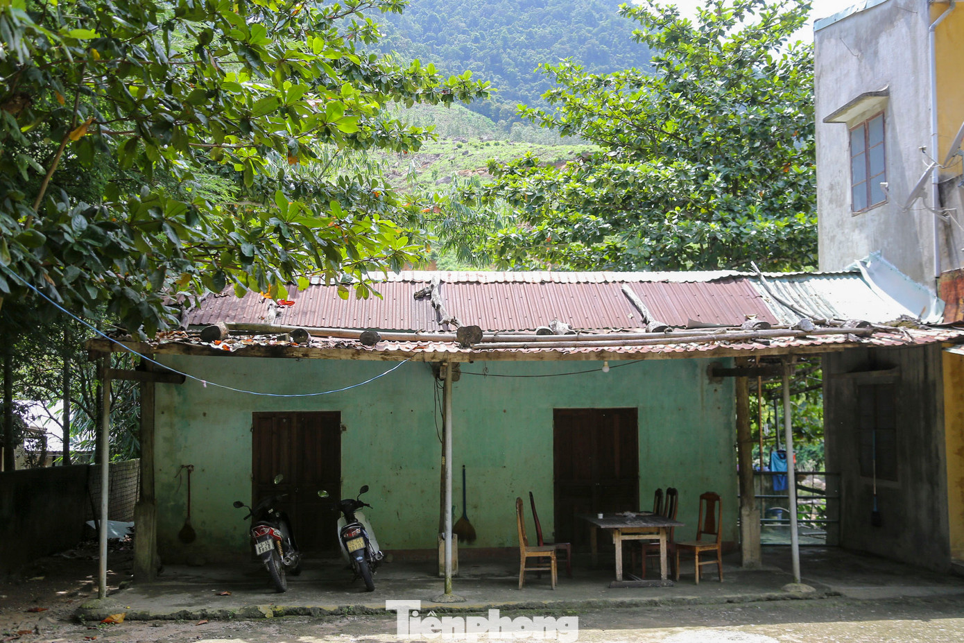 Nhiều hộ dân đang mong chờ sớm được di dời đến nơi ở mới trước mùa mưa bão.