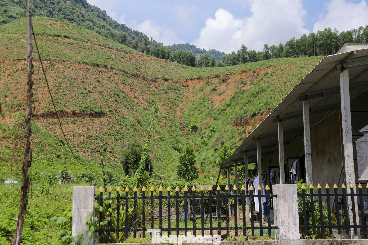 Phía sau nhà ông Phú là cả ngọn đồi đang bị sạt lở, chỉ cần vài trận mưa lớn thì đất đá từ đồi núi có thể đổ xuống.