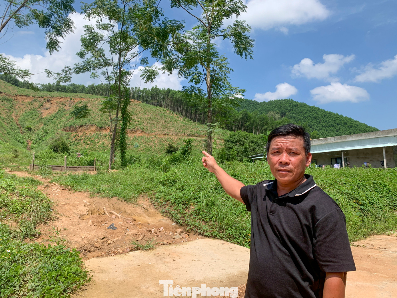 Tại khu vực tổ 1, thôn Nam Yên, nhiều hộ dân cũng đang trong tình trạng lo sợ sạt lở từ những ngọn đồi phía sau nhà. Ông Nguyễn Ngọc Phú, một người dân trong thôn cho biết, cứ vào mùa mưa bão, cả nhà ông như ngồi trên đống lửa vì sợ đất đá từ núi có thể ập xuống bất cứ lúc nào. Những trận mưa vừa qua đất đá từ đồi phía sau đã tràn xuống nhà ông và các hộ dân khiến ai cũng lo lắng.