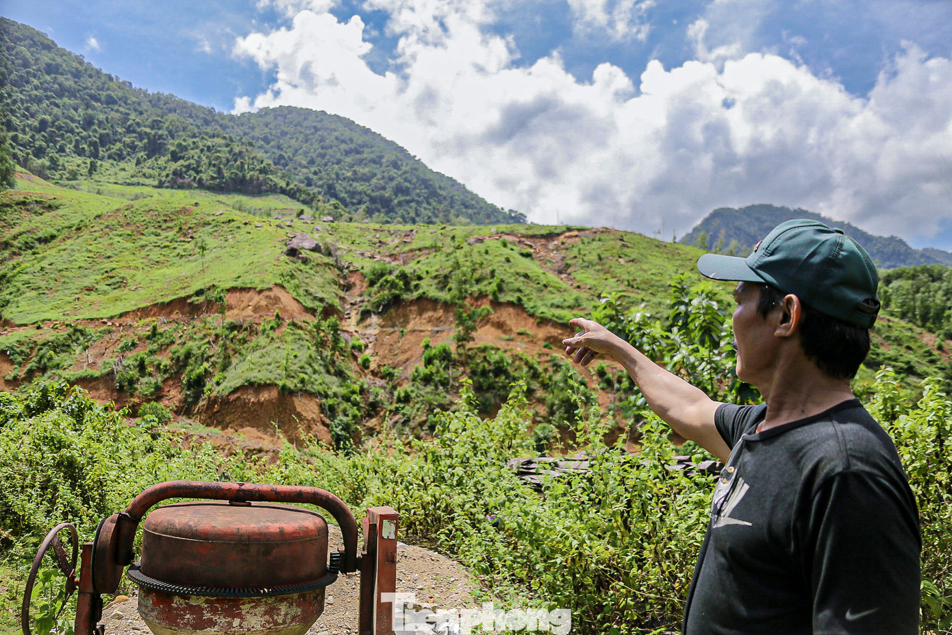 Ông Nguyễn Văn Trầm (trú thôn Tà Lang, xã Hòa Bắc) cho biết, nhà ông là 1 trong 7 hộ dân nằm trong diện di dời khỏi vùng sạt lở nhưng đến nay vẫn chưa được dời đi. “Nhà tôi nằm dưới chân núi cứ tới mùa mưa là phải dời đi ở nhờ rất vất vả. Những trận mưa lớn vừa qua đất đá từ trên các đồi núi đã sạt trượt xuống khiến tôi rất lo lắng, bất an”, ông Trầm nói.