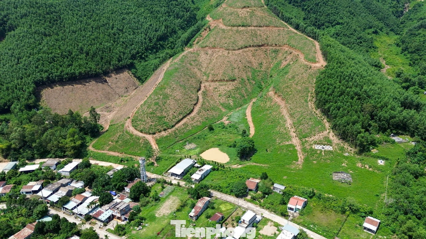Nhiều hộ dân sống tại 3 thôn Tà Lang, Nam Yên, Phò Nam thuộc xã Hòa Bắc, huyện Hòa Vang đang vô cùng lo lắng vì khu vực họ sống đang tiềm ẩn nguy cơ sạt lở rất cao, những đồi núi nứt toác đang khiến họ bất an, lo sợ khi mùa mưa bão đang đến gần.