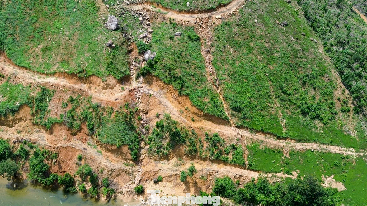 Ghi nhận của Tiền Phong, những trận mưa lớn do ảnh hưởng của bão số 4 vừa qua đã khiến đồi núi tại các thôn càng trở nên mong manh. Những quả đồi nứt toác nằm phía trên khu dân cư có thể đổ xuống chỉ sau một trận mưa lớn.