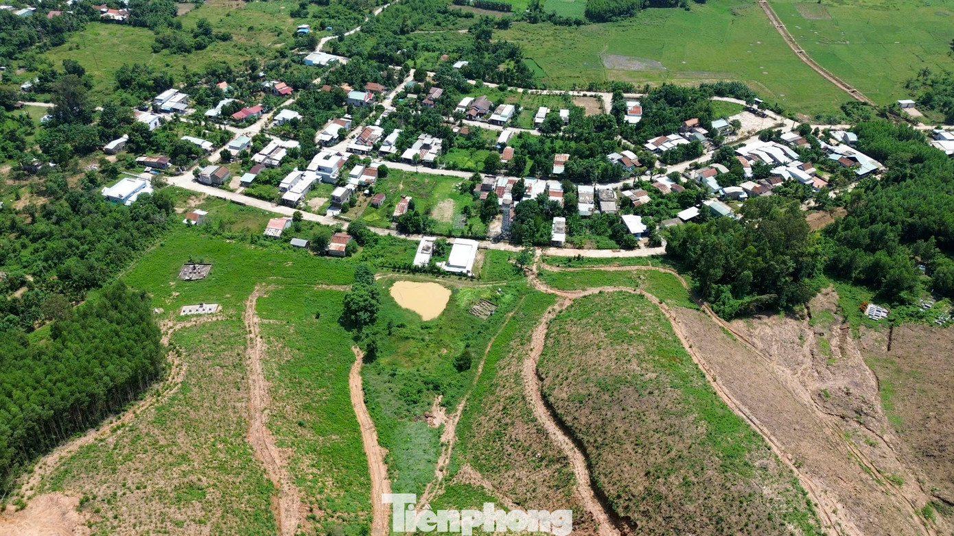 “Người dân mong chờ được được di dời, bố trí đến nơi ở mới để được an cư, chứ ngày nào còn sống dưới chân núi sạt lở là ngày đó người dân nơi đây vẫn còn lo âu”, ông Phú nói.