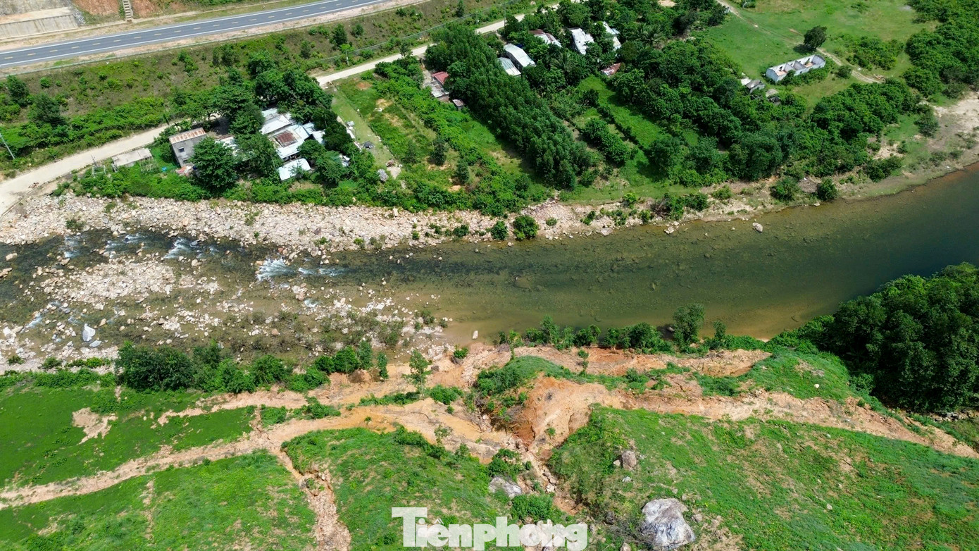 Hiện UBND huyện Hòa Vang đang đôn đốc các ngành có liên quan sớm hoàn thiện thủ tục quy hoạch để sớm di dời người dân ra khỏi vùng có nguy cơ sạt lở, đảm bảo an toàn tính mạng cũng như tài sản của người dân trong mùa mưa bão sắp tới.
