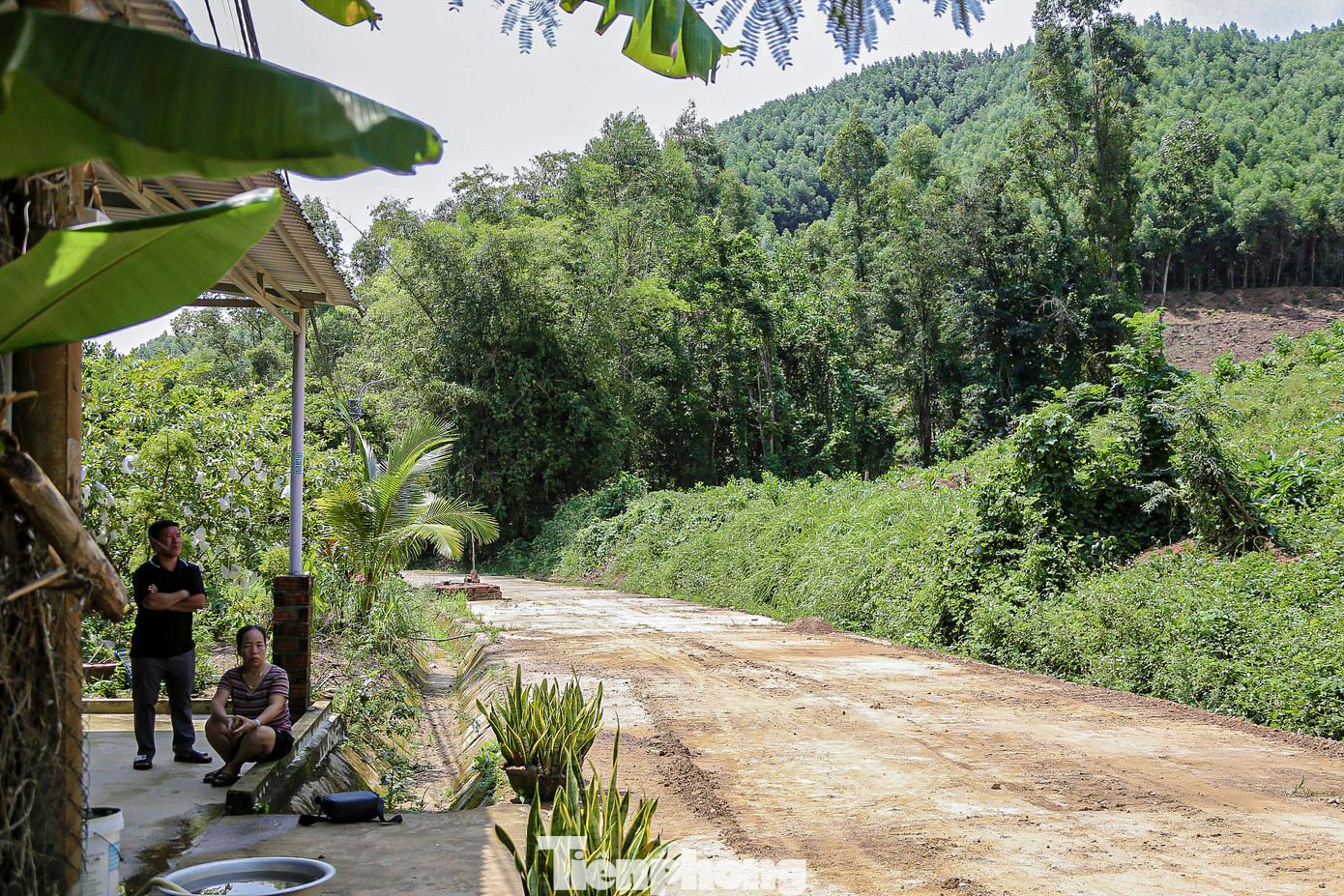 Nhiều hộ dân đang mong chờ sớm được di dời đến nơi ở mới trước mùa mưa bão.