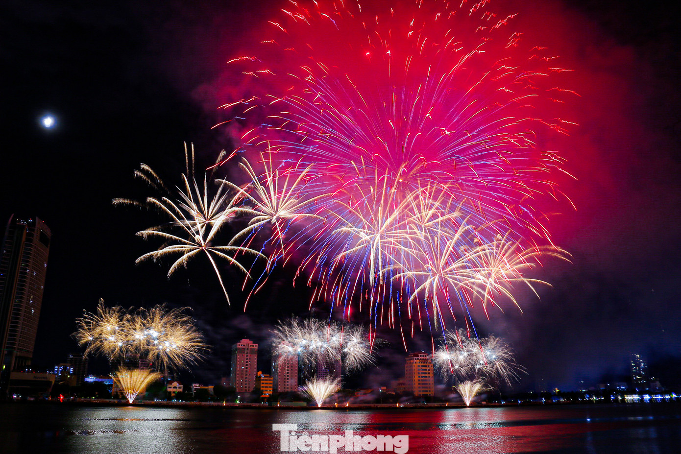 Hiệu ứng pháo hoa khiến cả khán đài bùng nổ cùng màn trình diễn của đội Phần Lan.