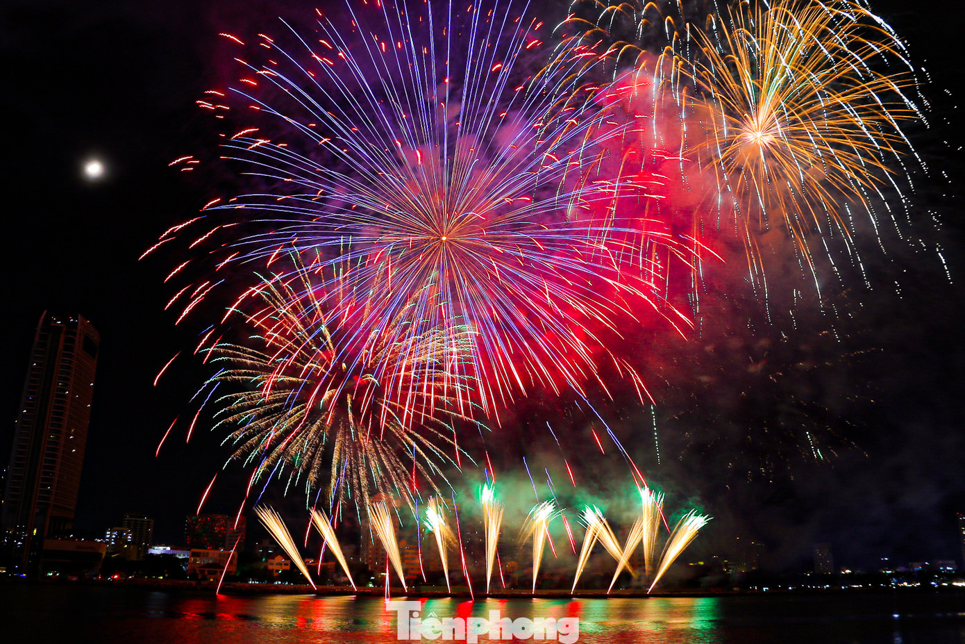 Hiệu ứng pháo hoa khiến cả khán đài bùng nổ cùng màn trình diễn của đội Phần Lan.