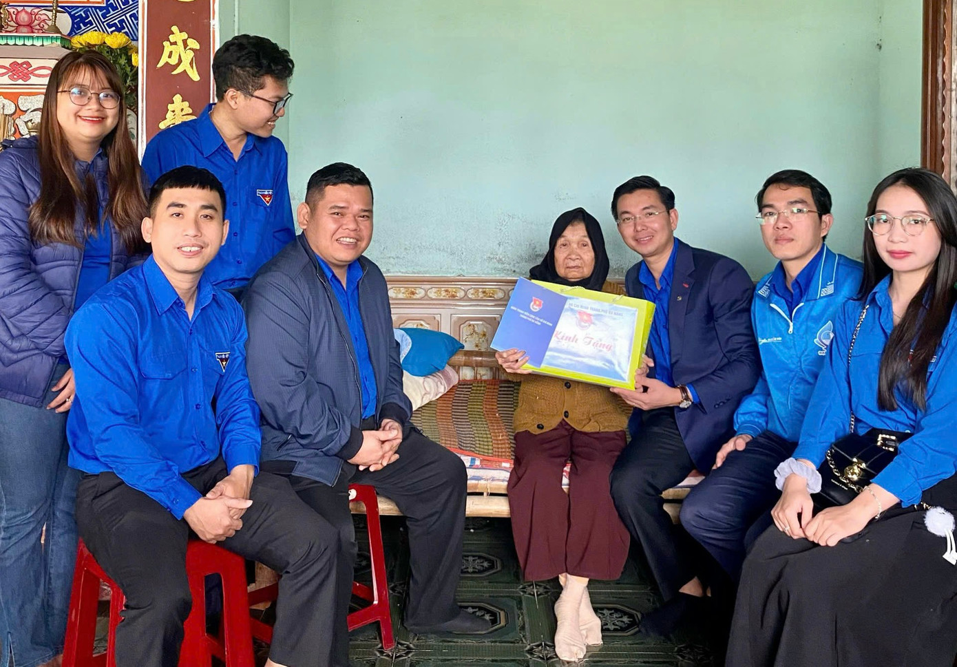 Ban Thường vụ Thành Đoàn Đà Nẵng tri ân, tặng quà các Mẹ Việt Nam Anh hùng. Ban Thường vụ Thành Đoàn Đà Nẵng tri ân, tặng quà các Mẹ Việt Nam Anh hùng.