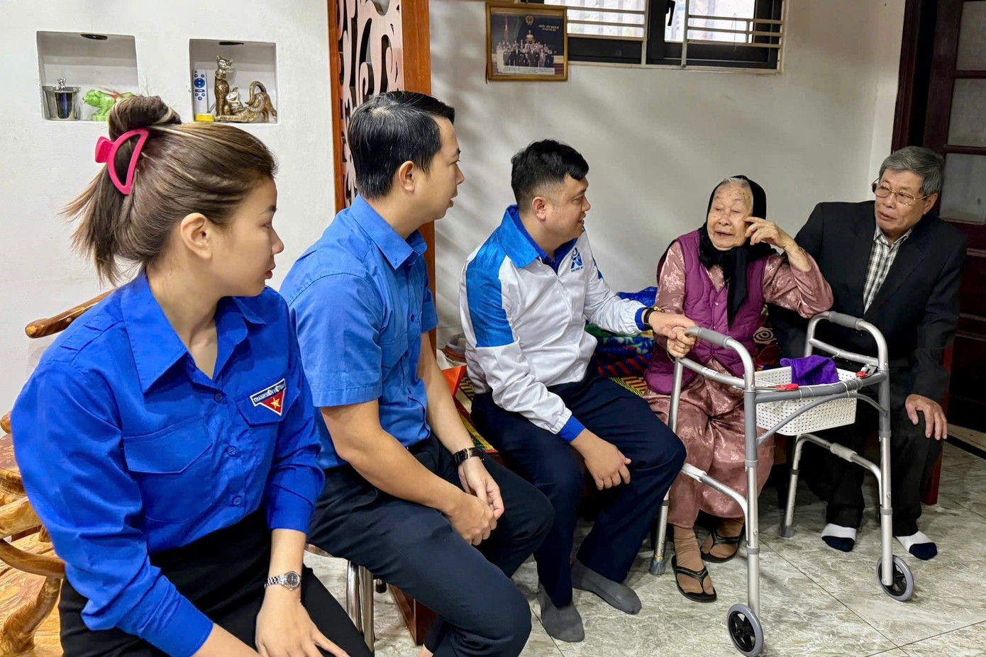 Các bạn trẻ thăm hỏi, động viên chúc Tết các Mẹ trong sáng 19/1. Các bạn trẻ thăm hỏi, động viên chúc Tết các Mẹ trong sáng 19/1.